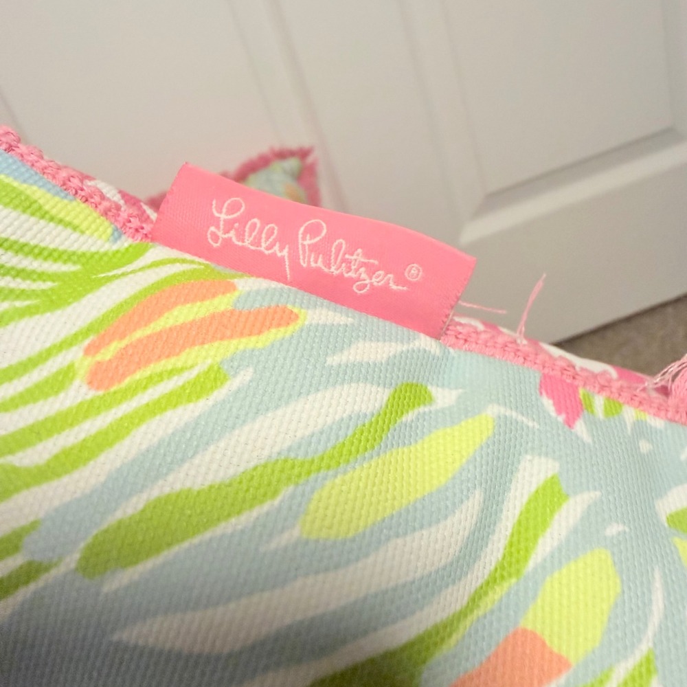 2 Lilly Pulitzer Indoor Outdoor Preppy Reversible Pillow 18x18 Floral Giraffe - Picture 2 of 6